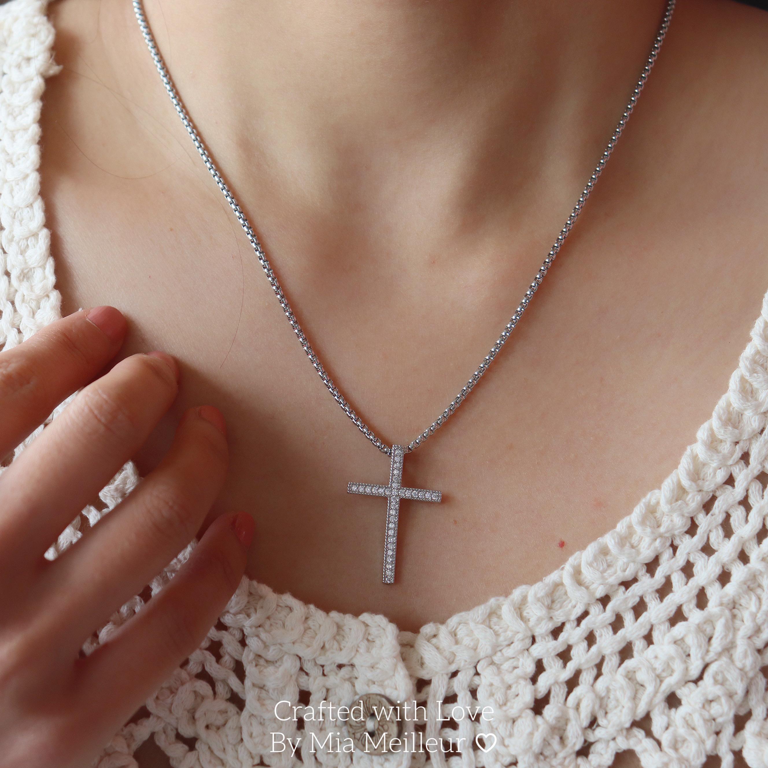 Cross Pendant Necklace in Gold/Silver