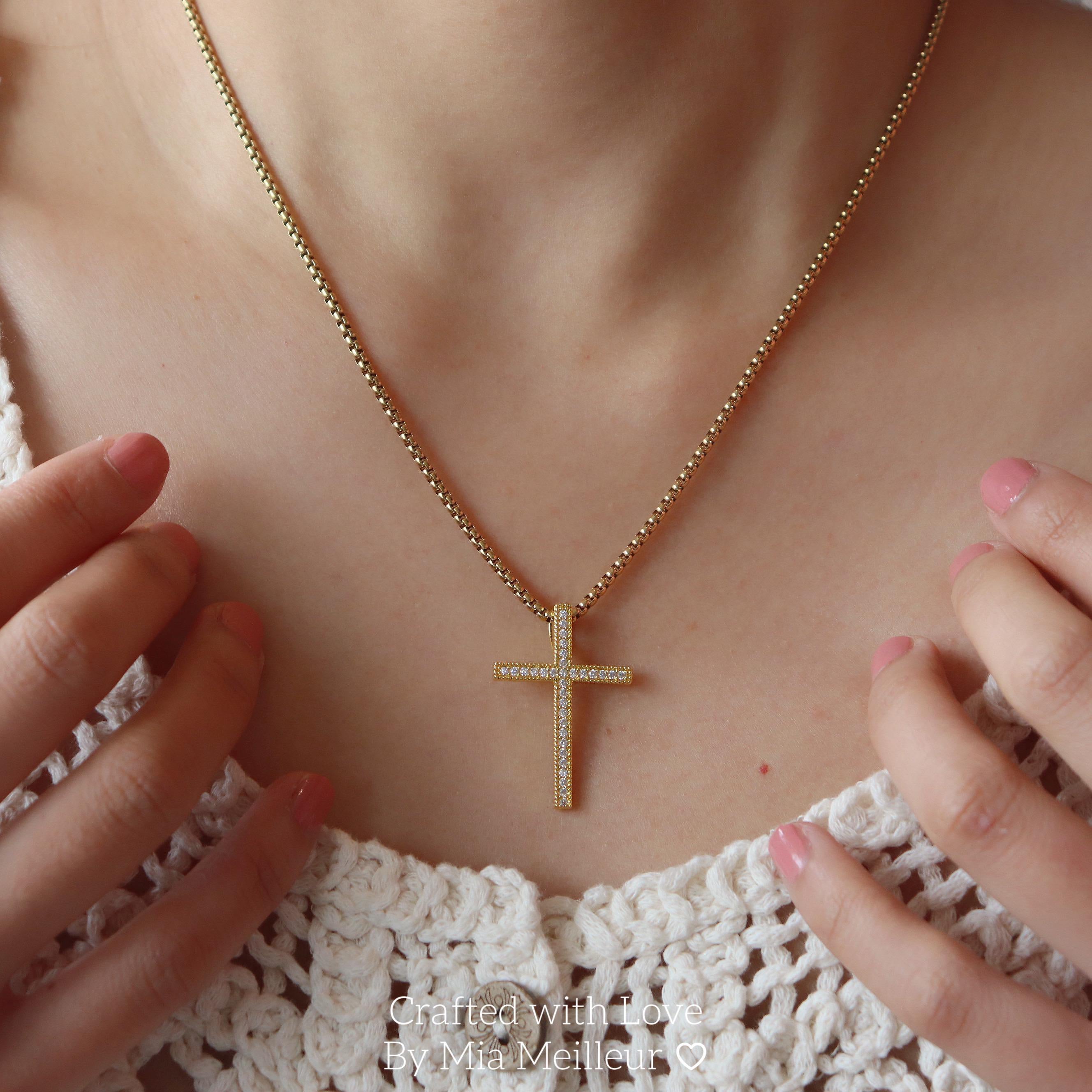 Cross Pendant Necklace in Gold/Silver